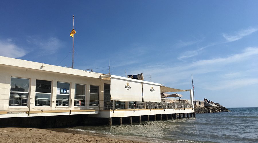 El Nàutic, the seafront restaurant built out over the sand by the Fragata breakwater in Sitges